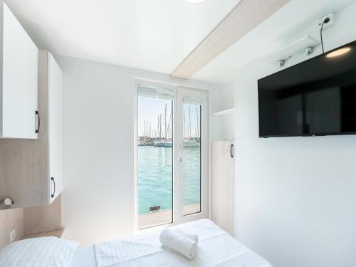 Dream houseboat with sea view and hot tub