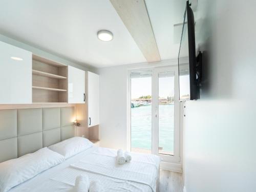 Dream houseboat with sea view and hot tub