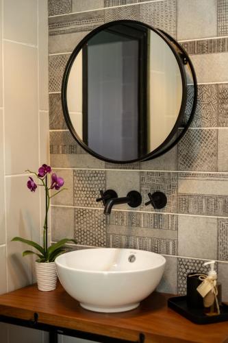 a bathroom with a white sink and a mirror at Somni Hill in Torio