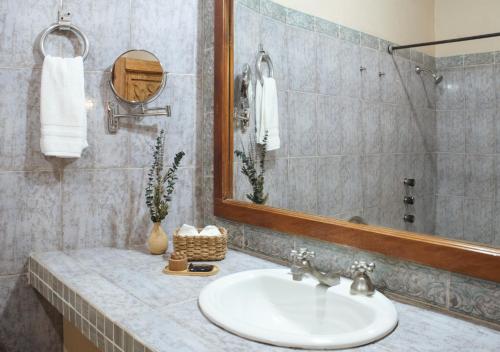 un bagno con lavandino e specchio di Mirador del Frayle a San Miguel de Allende