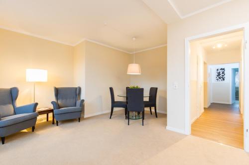 a living room with a dining room table and chairs at Boardinghouse St.Pauli in Hamburg