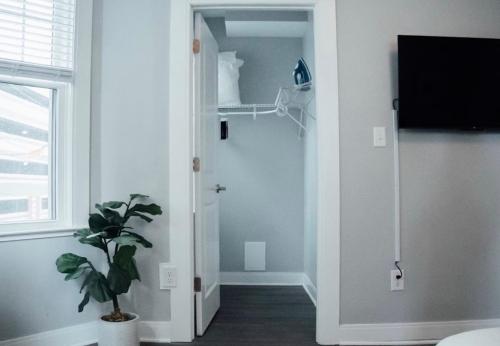 a hallway with a door with a plant in it at Cantlley Noewsy in Wilmington