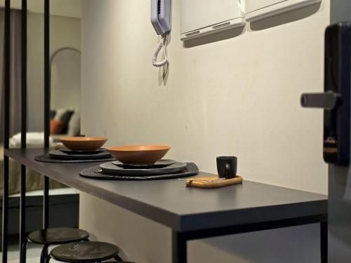 a table with two bowls on top of it at Flat Praiano Intermares Boutique in Cabedelo