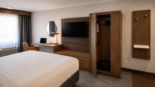 a hotel room with a bed and a flat screen tv at Holiday Inn Express Mountain View South Palo Alto by IHG in Mountain View