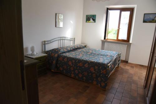 A bed or beds in a room at Casale Montesicuro