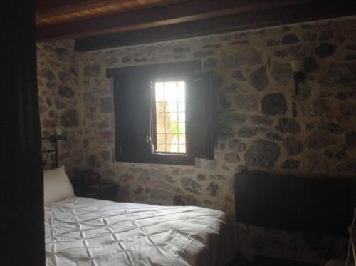 GraviáにあるMountain Villaのベッドルーム(ベッド1台、窓付)