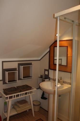 A bathroom at Chambres d'Hôtes La Vallée des Vignes