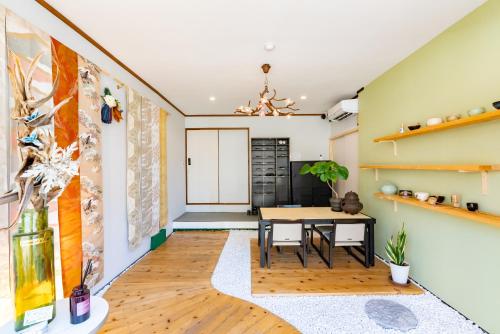 ein Essbereich mit einem Tisch und einem Esszimmer in der Unterkunft まち宿門 in Nakatsugawa