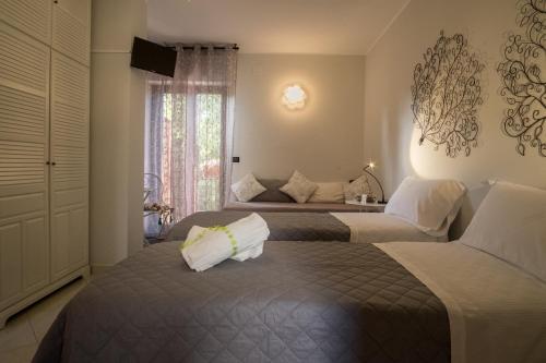 een hotelkamer met 2 bedden en een raam bij Geo House in Termoli