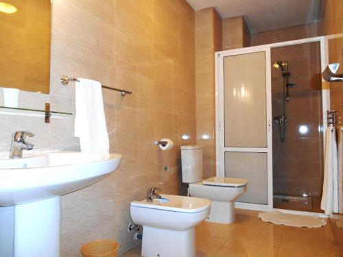 uma casa de banho com um lavatório, um WC e um chuveiro em Boutique Hôtel Albaraka em Dakhla