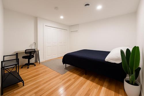 a bedroom with a bed and a desk and a chair at Charming 1-Bed Apt WiFi, Fully Equipped Kitchen in Rochester
