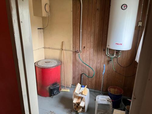 a room with a red drum in the corner of a room at Vanha maatilanpihapiiri Patula in Pertunmaa