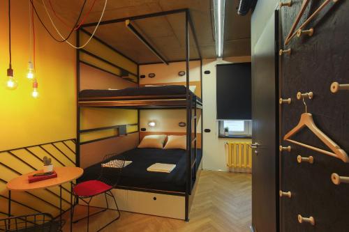 een kamer met een stapelbed en een kleine tafel bij Hostel Suffix in Kaliningrad