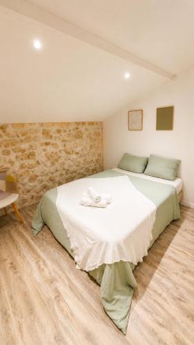 a bedroom with a large white bed and a chair at Maison moderne 3 chambres avec terrasse Maison Familiale Région Bordeaux in Salleboeuf