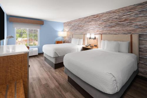 a hotel room with two beds and a sink at La Quinta by Wyndham Ruidoso Downs in Ruidoso Downs