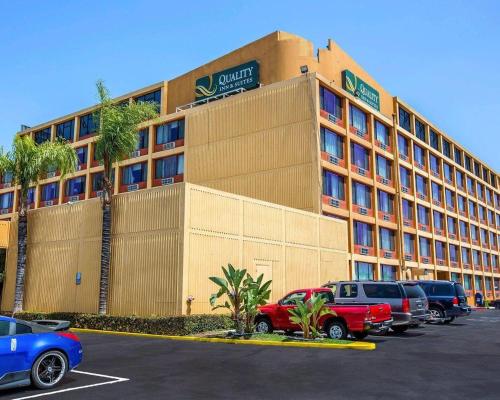 ein Hotel mit auf einem Parkplatz geparkten Autos in der Unterkunft Quality Inn & Suites Montebello - Los Angeles in Montebello