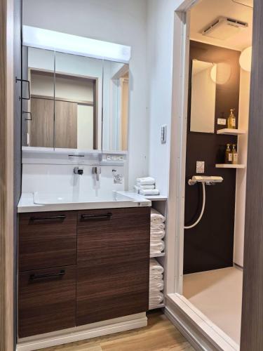 Yuraku 2 USJ 5 minutes Nishikujo Station 5 minutes on foot Entire house for private use Two toilets Maximum 7 people Direct access to Umeda and Osaka in 4 minutes Kansai Airport