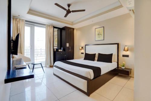 a bedroom with a bed and a living room at Super Townhouse Oak Udyog Vihar in Gurgaon