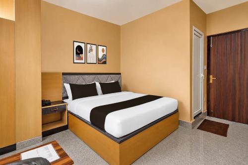 a bedroom with a large bed in a room at Collection O Rajgir Railway Station Formerly Hotel Swastik in Ekangar Sarai
