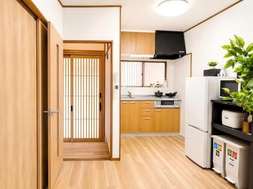 Yuraku USJ 5 minutes Nishikujo Station 5 minutes on foot Entire house for exclusive use Two toilets Maximum 7 people Direct access to Umeda, Osaka in 4 minutes Direct access to Kansai Airport