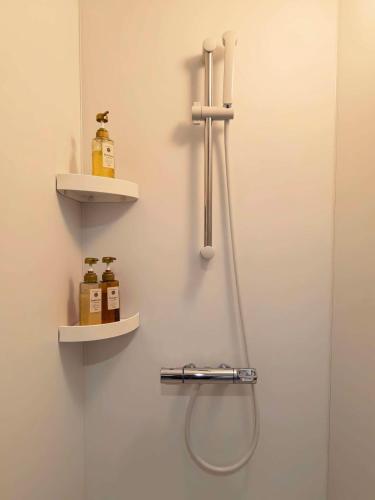 Yuraku USJ 5 minutes Nishikujo Station 5 minutes on foot Entire house for exclusive use Two toilets Maximum 7 people Direct access to Umeda, Osaka in 4 minutes Direct access to Kansai Airport