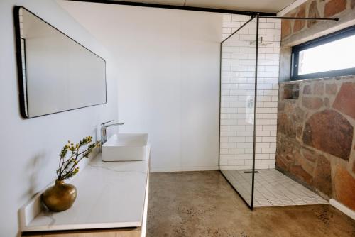 a bathroom with a sink and a shower at Oudeberg Living- Oudeberg Lodge in Sutherland