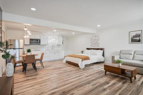 a living room with a bed and a kitchen at Cashmere Private Studio Cozy Chic Escape in Kokomo