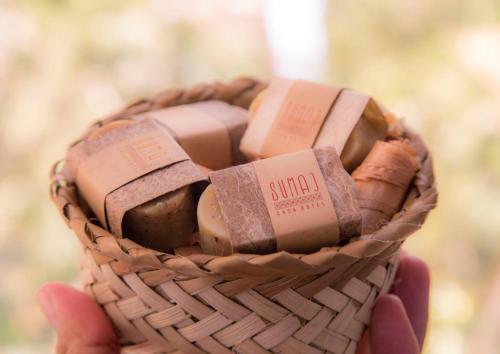 a hand holding a basket full of wine bottles at Sumaj Casa Hotel in Tarapoto