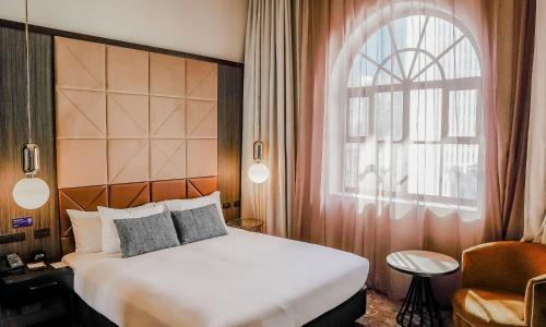 a hotel room with a bed and a window at Doubletree By Hilton Wellington in Wellington