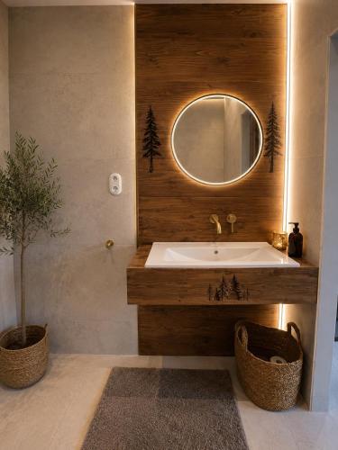 a bathroom with a sink and a mirror at Zakopiański klimat w sercu Lubelszczyzny, klimatyzowane in Okszów