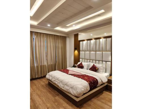 a bedroom with a large bed in a room at Velour Pines Pahalgam in Pahalgām