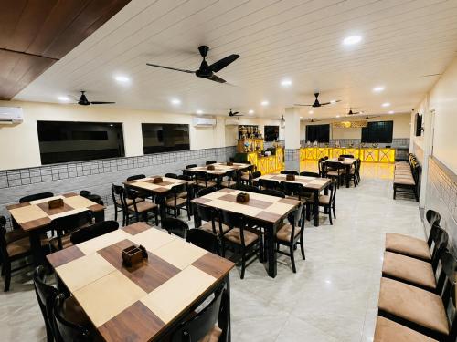 a restaurant with tables and chairs in a room at Hotel Elite Stay in Bori