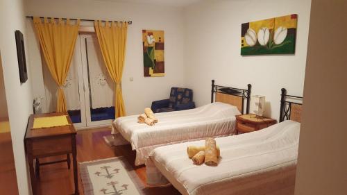 Pokój z 3 łóżkami z pluszowymi misiami w obiekcie AH Leiria apartment w mieście Leiria
