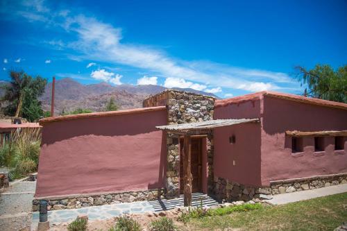 a house in the desert with mountains in the background at Villa del Cielo in Tilcara