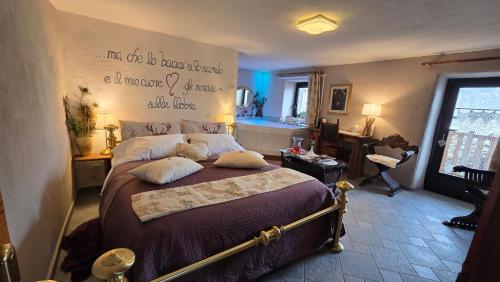 a bedroom with a bed with a sign on the wall at Maison Du-Noyer Chambres et Tables d'Hotes in Aosta