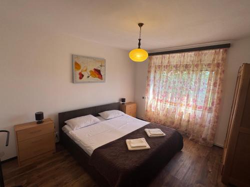 ein Schlafzimmer mit einem Bett, auf dem zwei Handtücher liegen in der Unterkunft Casa SiMaria in Simeria
