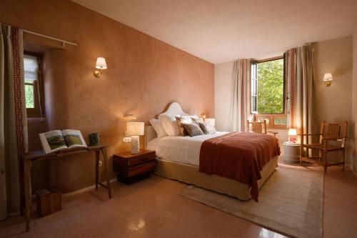 a bedroom with a bed and a window at Chez Gratien Hôtel Bistro Spa in Villeneuve-dʼAveyron