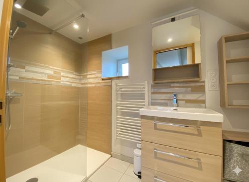 a bathroom with a sink and a shower at Le Nid de Réville, Maison proche de la mer in Réville