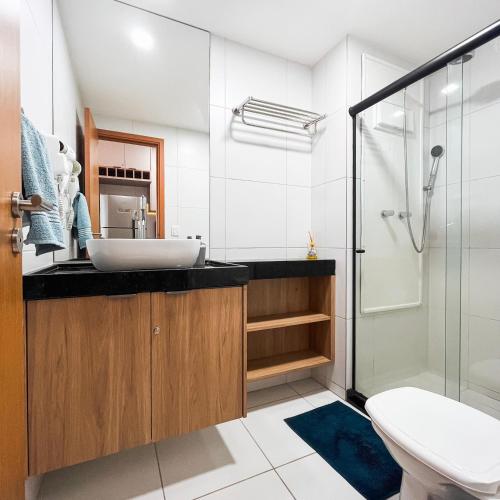 a bathroom with a sink and a shower and a toilet at Malia Beach - Muro Alto - Porto de Galinhas - Cozinha equipada in Porto De Galinhas