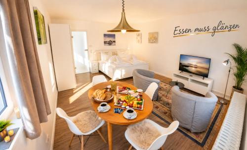 a living room with a table and chairs at FeWo Münch Braunlage I Verwaltung und Betreuung durch FIRMA ZZ-Braunlage in Braunlage