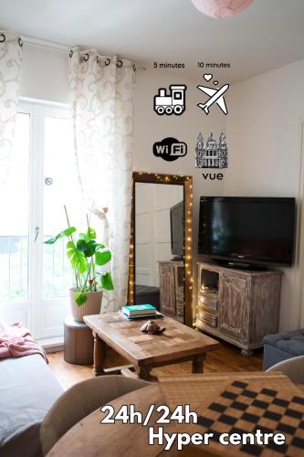 a living room with a mirror and a table at Iago city,appartement spacieux 2 chambres, hyper centre, aéroport et gare à proximité in Beauvais