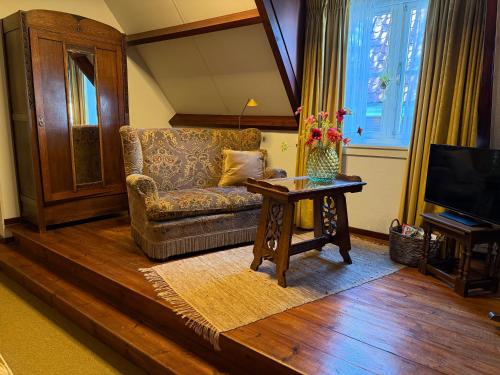 a living room with a couch and a table at Hanzestadslogement "De Leeuw", logies in het centrum van Deventer in Deventer