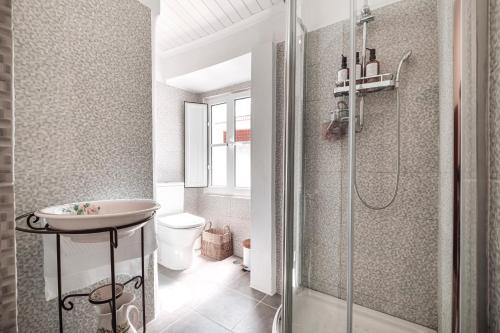 a bathroom with a sink and a shower at Refúgio da Mel - Piscinas e Praia fluvial próximas in Alandroal