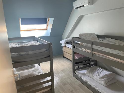 a small room with two bunk beds and a window at Ideal famille Séjour le pal in Diou
