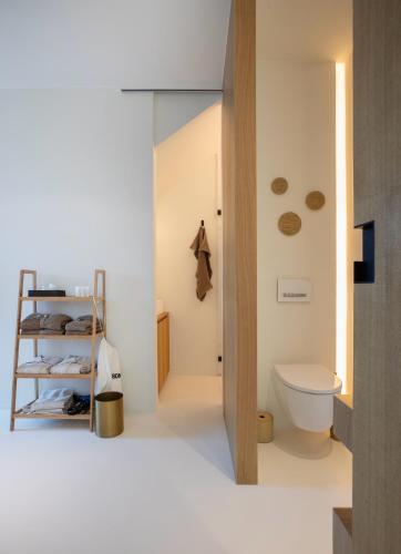 a small bathroom with a toilet and a sink at NIEL71 Suite in Kerniel