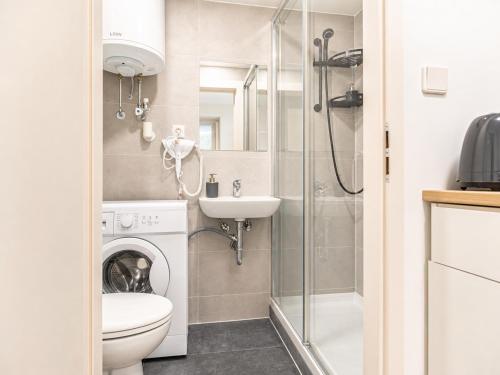 Stylish 2BR Apartment 11 Min to Meidling Station for long stay