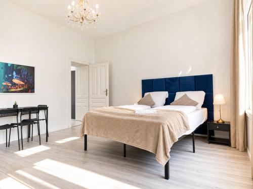 Stylish 2BR Apartment 11 Min to Meidling Station for long stay
