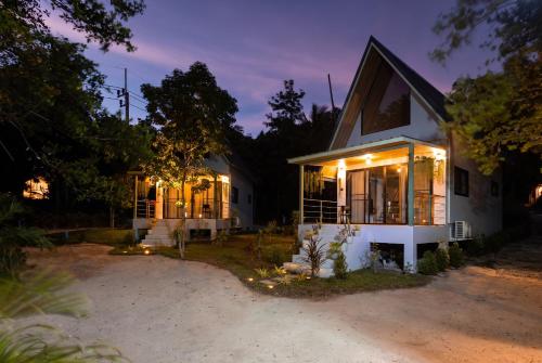 a house at night with its lights on at Coco Nest in Ko Phangan