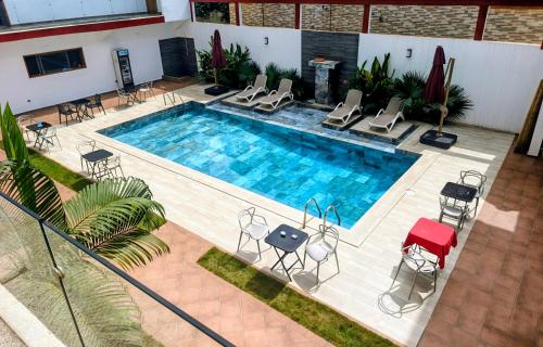 an overhead view of a swimming pool with chairs and a table at Junto Al Mar - Chambre standard in San-Pédro