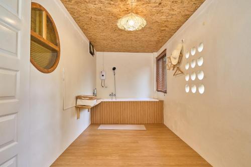 a bathroom with a sink and a mirror at Baan Suan ChiChan บ้านสวนชีจรรย์ in Na Jomtien